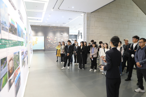 港澳青年近距離感受珠海產(chǎn)業(yè)發(fā)展強(qiáng)勁脈動(dòng)。.jpg