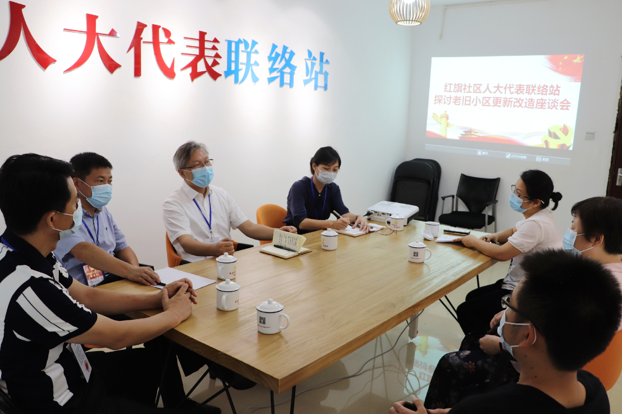 獅山紅旗社區(qū)人大代表聯(lián)絡站圍繞“老舊小區(qū)更新改造”展開主題活動.jpg